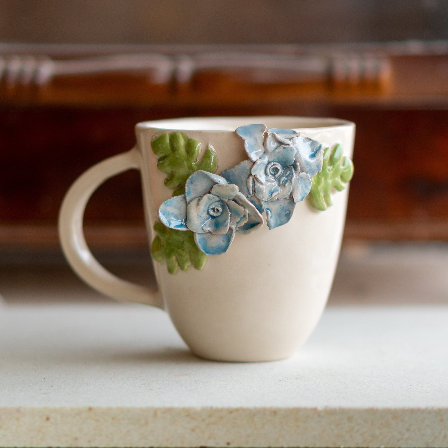 Exquisite artisan 3D flower ceramic mug, a perfect blend of functionality and beauty for nature enthusiasts.
Künstlerischer Keramikkaffeebecher mit Blumenrelief, Ihre persönliche Berührung von Kunstfertigkeit und Natur bei jedem Schluck.