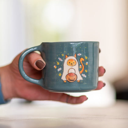 Black Cat Halloween Mug – Handmade Ceramic Coffee Mug, Spooky Witch Cat Cup with Pumpkin, Unique Halloween Gift for Cat Lovers