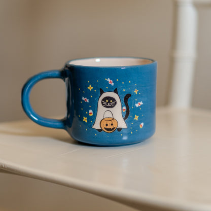 Black Cat Halloween Mug – Handmade Ceramic Coffee Mug, Spooky Witch Cat Cup with Pumpkin, Unique Halloween Gift for Cat Lovers