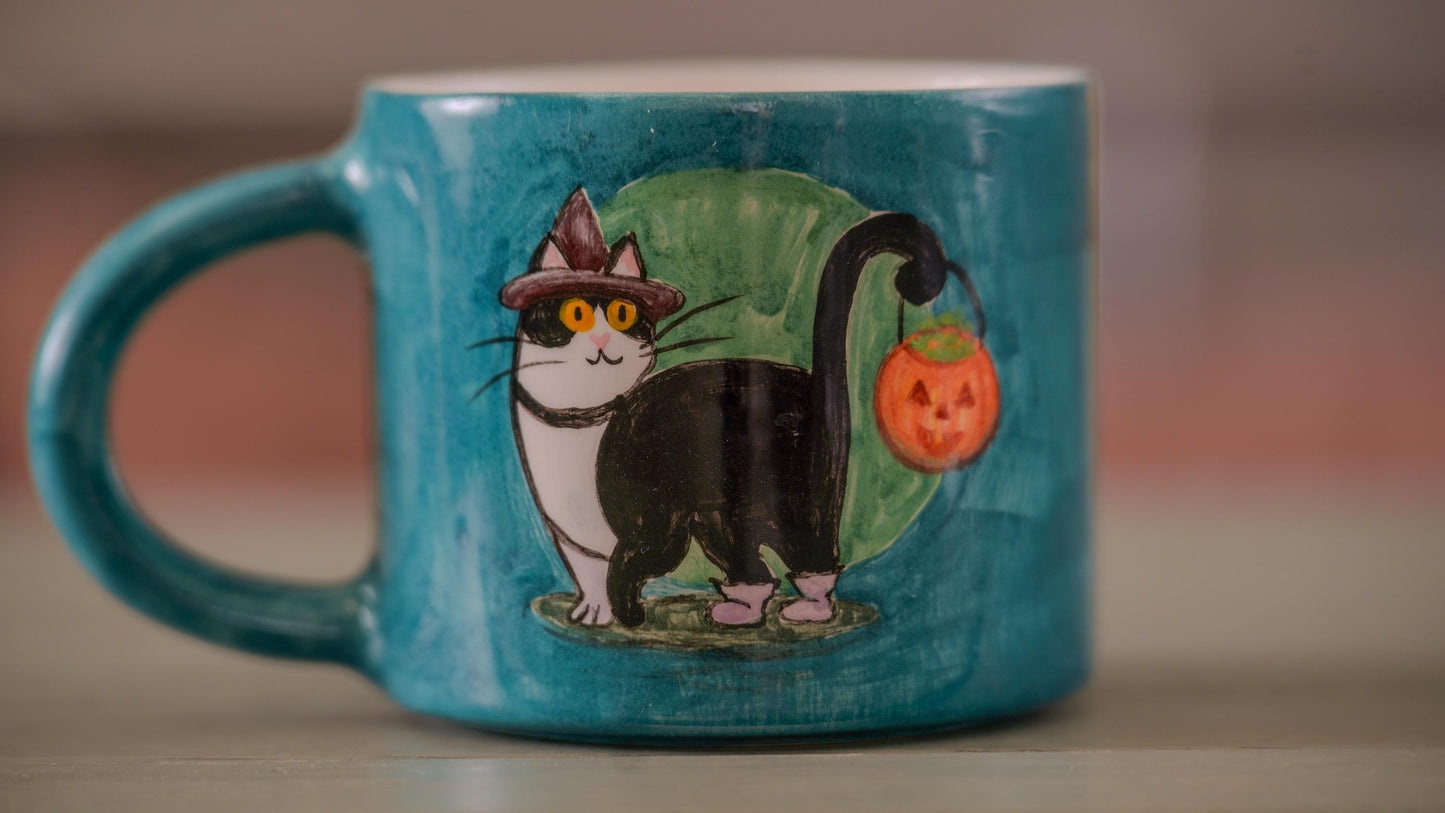 Black Cat Halloween Mug – Handmade Ceramic Coffee Mug, Spooky Witch Cat Cup with Pumpkin, Unique Halloween Gift for Cat Lovers