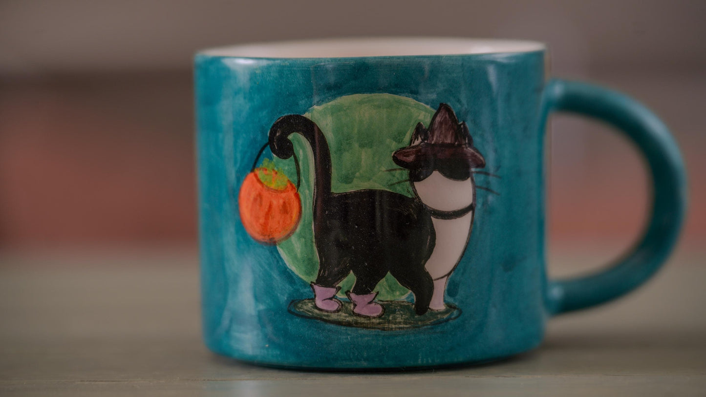 Black Cat Halloween Mug – Handmade Ceramic Coffee Mug, Spooky Witch Cat Cup with Pumpkin, Unique Halloween Gift for Cat Lovers